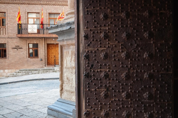 El ayuntamiento de Daroca Aragón desde la entrada de una antigua iglesia