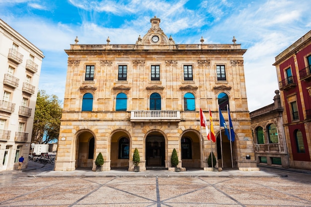 Foto ayuntamiento de gijón en la plaza mayor o plaza principal en el centro de la ciudad de gijón en asturias, españa