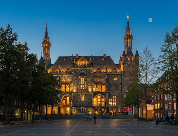 Ayuntamiento histórico en Aachen en la noche