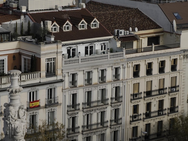 Ayuntamiento de Madrid, punto de referencia de la arquitectura del Palacio de Comunicaciones, vista desde arriba durante un día soleado en España.