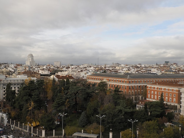 Ayuntamiento de Madrid, punto de referencia de la arquitectura del Palacio de Comunicaciones, vista desde arriba durante un día soleado en España.