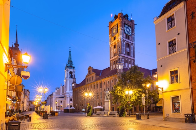 Ayuntamiento de noche en Torun Polonia