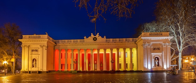 Foto ayuntamiento de odessa en la noche - ucrania