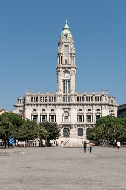 Ayuntamiento de Oporto en la Plaza Liberdade en día soleado