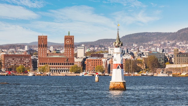 Ayuntamiento en Oslo, Noruega, en un día soleado.