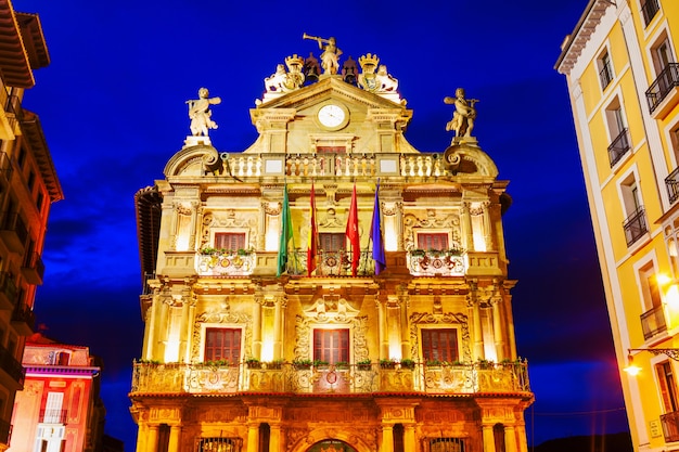 Foto ayuntamiento de pamplona o edificio del ayuntamiento en la ciudad de pamplona, navarra de españa