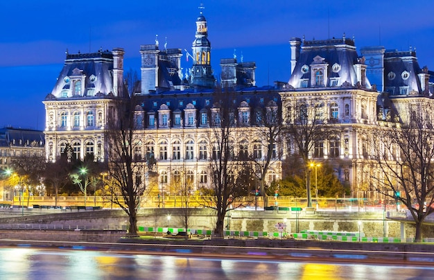 Ayuntamiento de París en la noche Francia