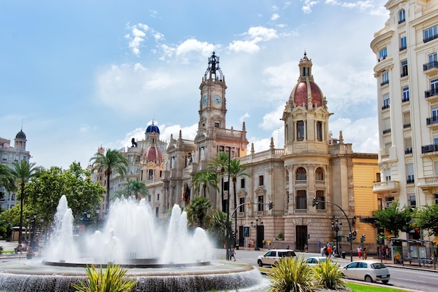Foto ayuntamiento y plaza con fuente en valencia, españa