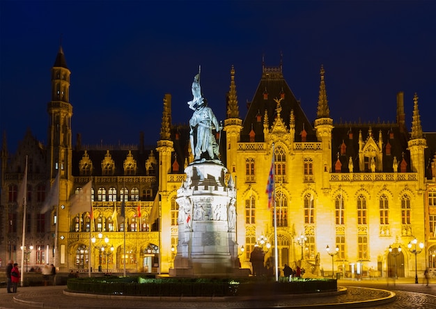 Foto ayuntamiento y plaza grote markt en la noche, brujas, bélgica