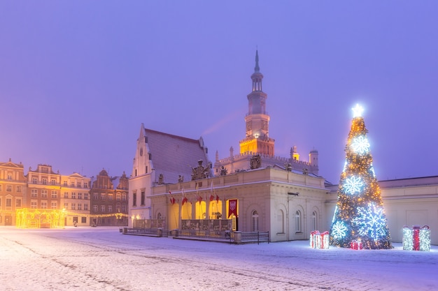 Ayuntamiento de Poznan y árbol de Navidad en la Plaza del Mercado Viejo en la Ciudad Vieja en la noche nevada, Poznan