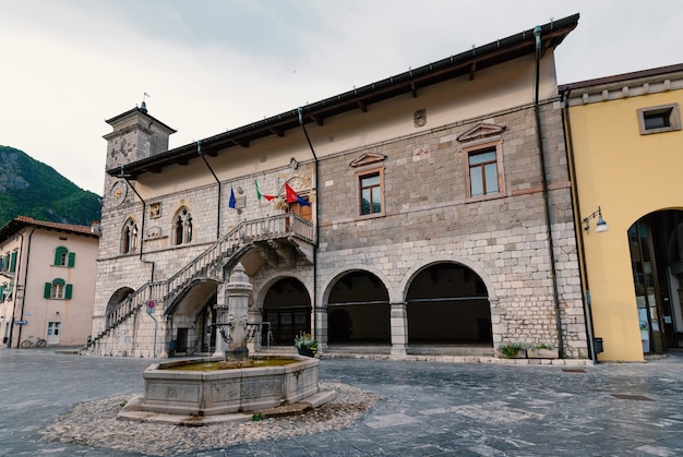 Ayuntamiento y pozo de agua