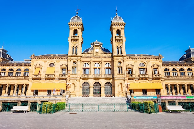 Ayuntamiento de San Sebastián o biblioteca principal en el centro de la ciudad de San Sebastián Donostia, País Vasco en el norte de España