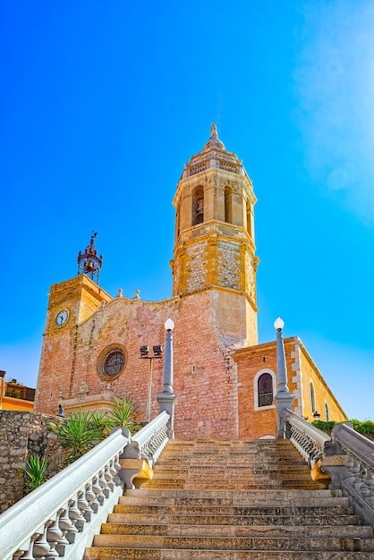 Ayuntamiento de Sitges e Iglesia Parroquial de San Bartolomé y Santa Tecla en la pequeña ciudad turística de Sitges