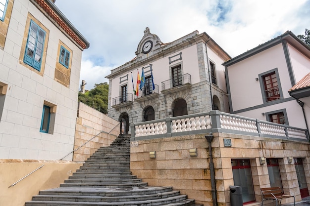 Ayuntamiento situado en una colina en el pintoresco pueblo de Cudillero Asturias