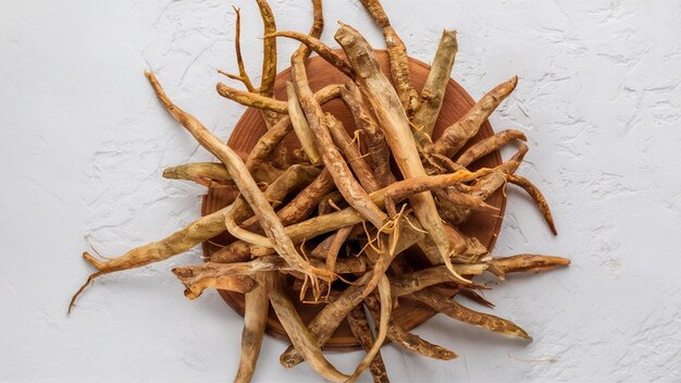 Ayurveda ayurveda raíces de ashwagandha o withania somnifera en un fondo blanco