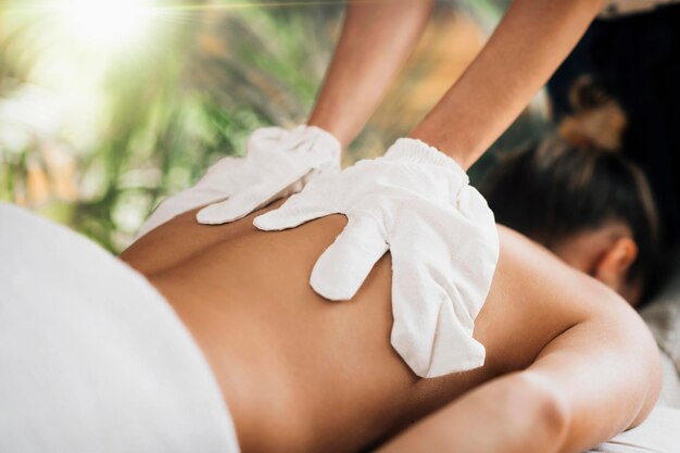 Ayurveda Garshana Massage Trockenmassagetechnik mit Garshana-Handschuhen aus Rohseide