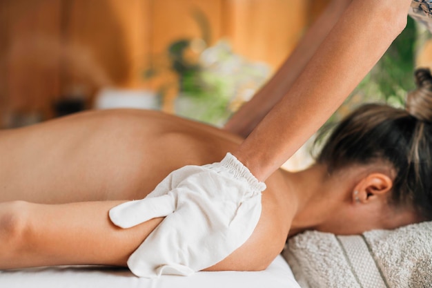 Ayurveda Garshana Massage Trockenmassagetechnik mit Garshana-Handschuhen aus Rohseide