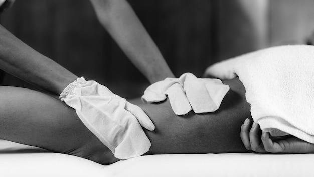 Ayurveda Garshana Trockenkörpermassage mit Seidenhandschuhen