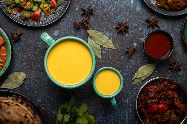 Ayurveda indiano saudável bebe manga lassi em duas xícaras na mesa de concreto rústica