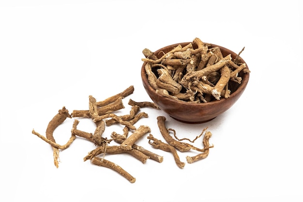 Foto ayurvedic ayurveda ashwagandha roots o withania somnifera sobre fondo blanco.