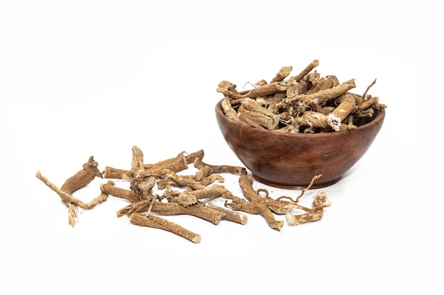 Ayurvedic Ayurveda Ashwagandha Roots o Withania Somnifera sobre fondo blanco.