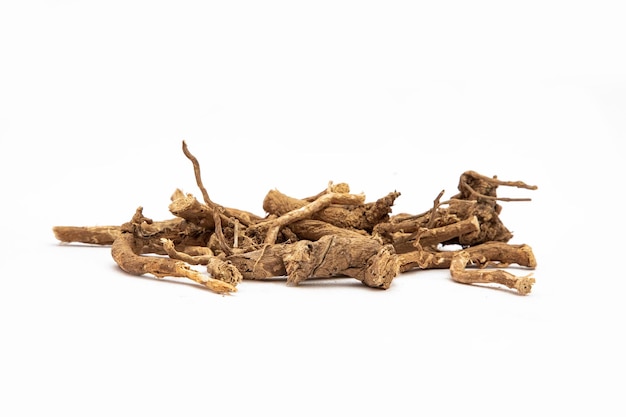 Ayurvedic ayurveda ashwagandha roots ou withania somnifera em fundo branco