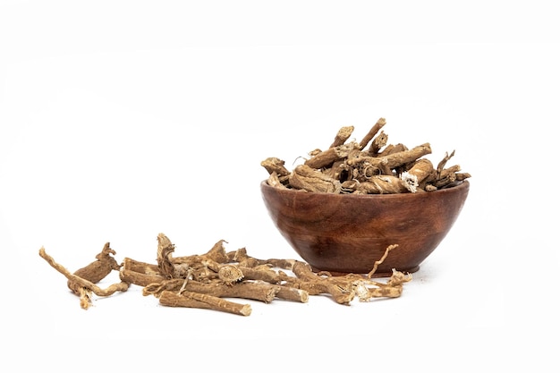 Ayurvedic Ayurveda Ashwagandha Roots ou Withania Somnifera em fundo branco