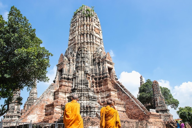 AYUTHYA THAILAND 13 de mayo de 2018 Los monjes viajan para visitar Wat Chaiwatthanaram Es uno de los templos más impresionantes de Ayutthaya