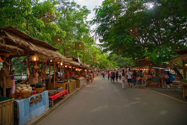 Ayutthaya Night Market ist ein neuer Markt der Provinz. Hinter dem alten Rathaus gelegen.