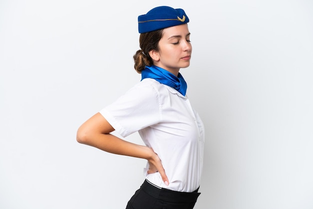 Azafata de avión mujer caucásica aislada sobre fondo blanco que sufre de dolor de espalda por haber hecho un esfuerzo