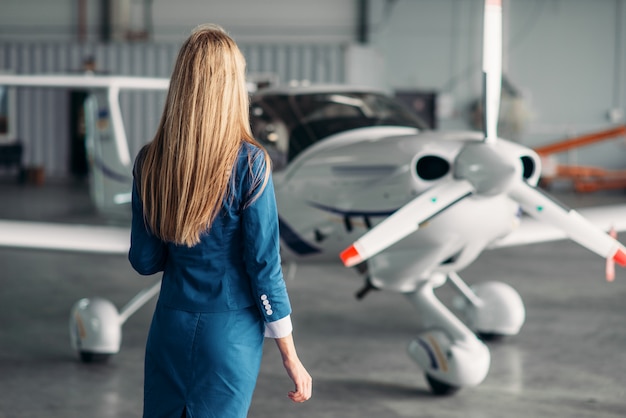 Azafata contra avión turbohélice en hangar