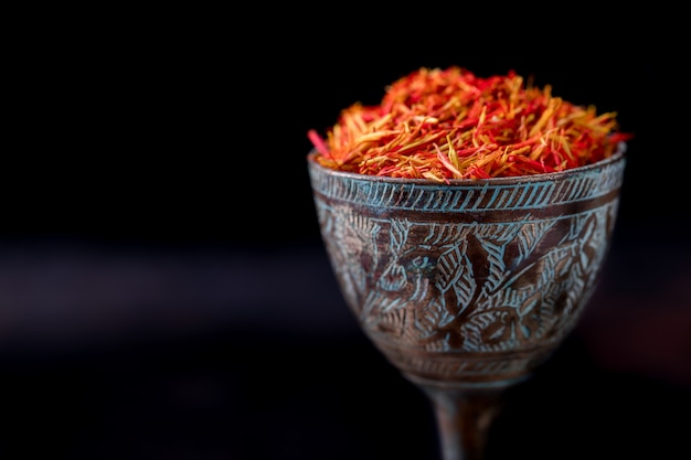 Azafrán seco condimentado un vaso de metal con sabor oriental.