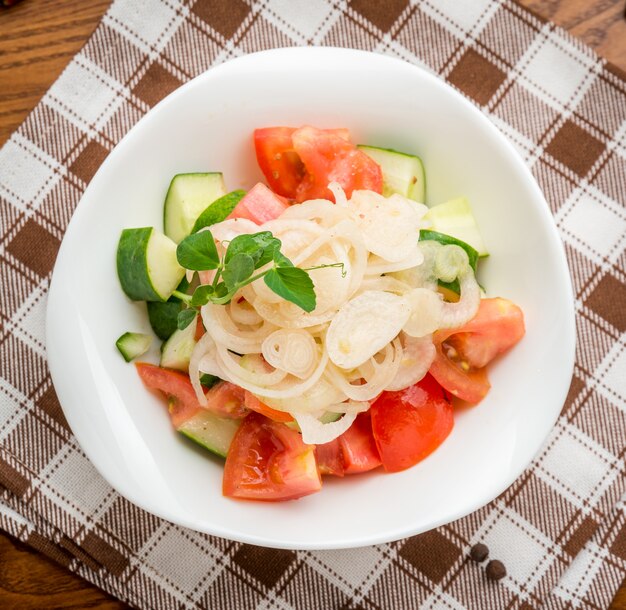 Azeite derramando na tigela de salada