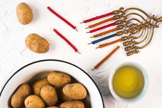 Azeite e batatas de Hanukkah em um fundo branco