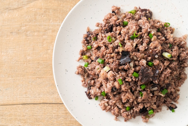 Azeitonas chinesas fritas com carne de porco picada - comida asiática