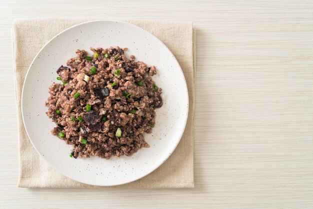 Azeitonas chinesas fritas com carne de porco picada - comida asiática