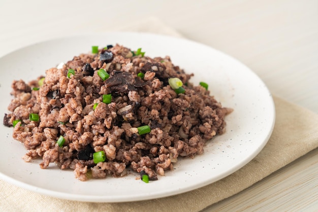 Azeitonas chinesas salteadas com carne de porco picada