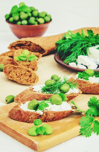 Azeitonas e queijo em um fundo branco. sanduíches. foco seletivo.