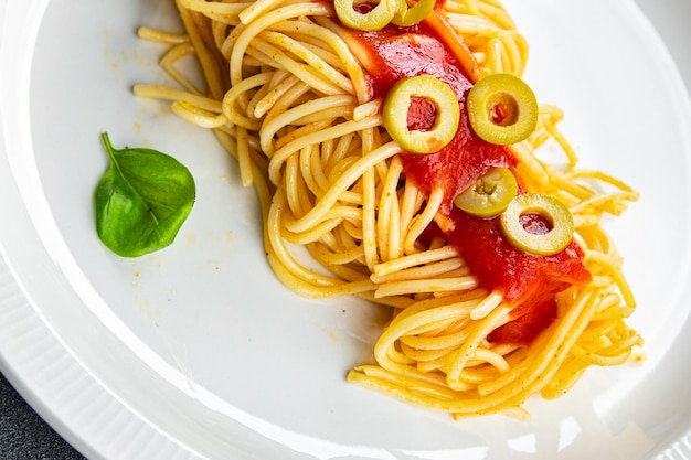 azeitonas espaguete sem carne molho de tomate sem carne comida verde lanche na mesa cópia espaço comida