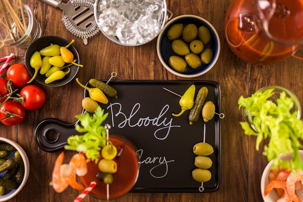 Azeitonas, picles, aipo e coquetel de camarão para enfeitar o coquetel de Bloody Mary.