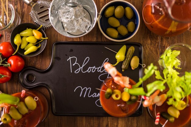 Azeitonas, picles, aipo e coquetel de camarão para enfeitar o coquetel de Bloody Mary.