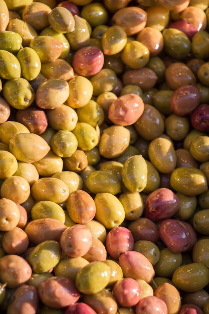 Azeitonas preparadas estilo turco no mercado