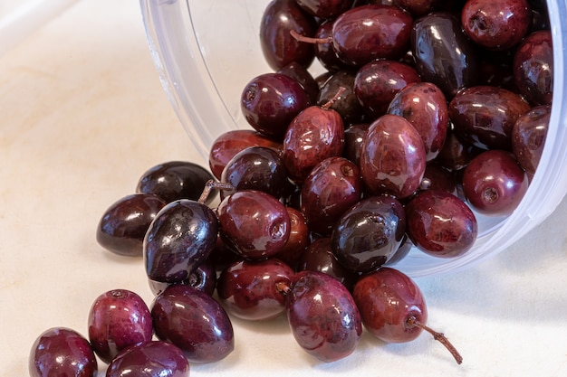 Azeitonas pretas em uma panela sobre a pia para a preparação de receitas.