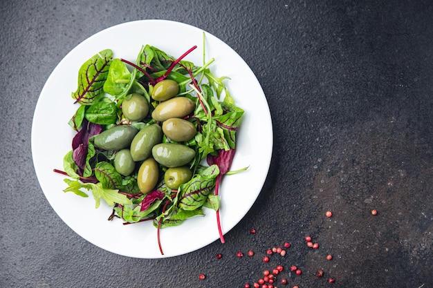 Azeitonas salada verde porção fresca dietética refeição saudável comida dieta ainda vida lanche na mesa