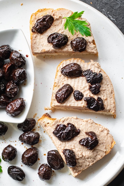 Azeitonas secas sanduíche patê de legumes aperitivo porção fresca prato saudável orgânico