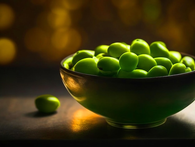 azeitonas verdes colocadas dentro de uma tigela no centro de uma mesa vazia com luzes desfocadas ao fundo