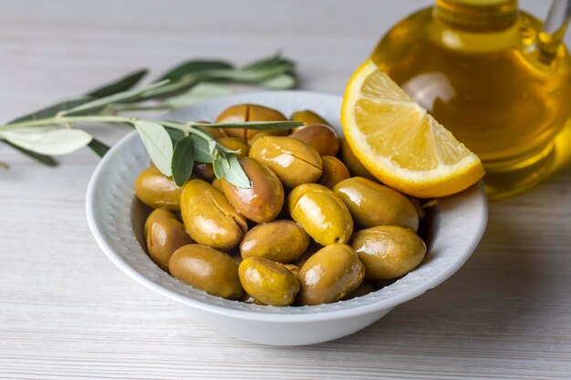 Foto azeitonas verdes rachadas. azeitonas verde rachadas com limão. azeitona de estilo turco (nome turco; kirma zeytin)