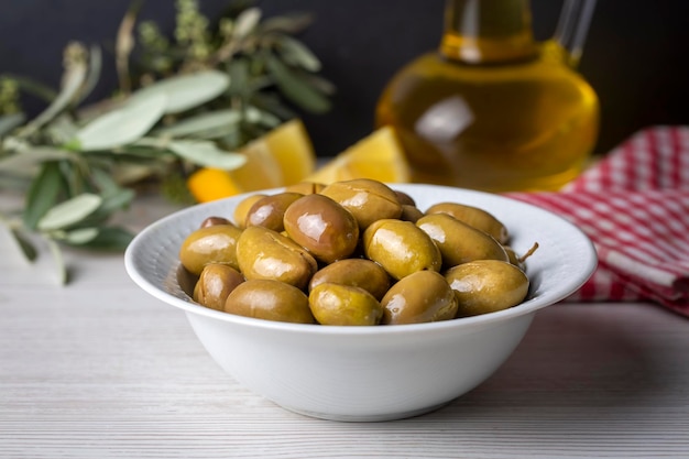 Azeitonas verdes rachadas. Azeitonas verdes rachadas com limão. Azeitona estilo turco (nome turco; kirma zeytin)