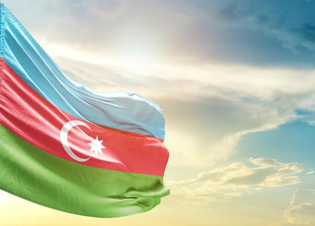 Azerbaijão acenando a bandeira no céu lindo