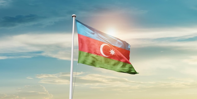 Azerbaijão acenando a bandeira no céu lindo